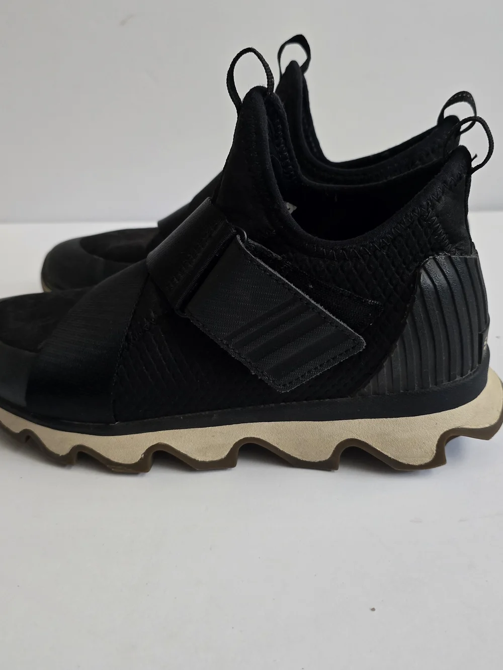 Sorel Women's Kinetic Sneak Black Slip On Sneakers Size 7 Scalloped Sole